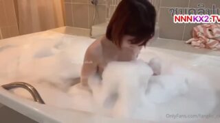 คลิปหลุดกลุ่มลับ คลิปโป๊ Fangko_ok น้องฟางโกะอินฟลูสาวแว่นอาบน้ำเล่นฟองนมโผล่จุกสวย นอนแหกขาในอ่างให้แฟนจัดการ