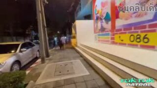 คลิปหลุดทางบ้าน คลิปxxx สาวอวบไทยนมใหญ่ TUKTUKPATROL ฝรั่งจับเย็ดแรงในโรงแรม หีอวบรับควยเต็มลำไม่ขัด